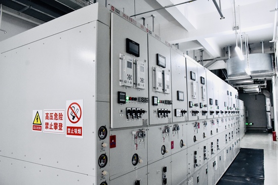 【工程動態(tài)】重慶軌道交通24號線項目全線首座主變電所一次性送電成功(攝影:夏巖松) (2).jpg